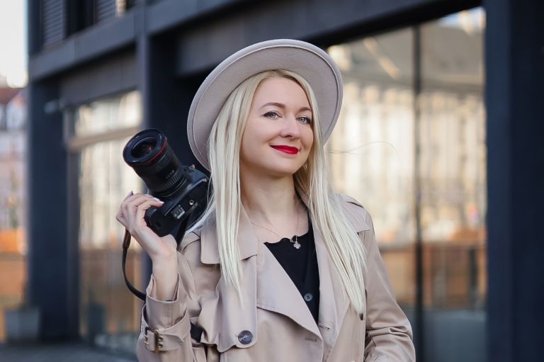 Zdjęcia biznesowe z&nbsp;AI czy&nbsp;sesja z&nbsp;fotografem? Co&nbsp;widzi Twoja klientka, zanim jeszcze Cię pozna?
